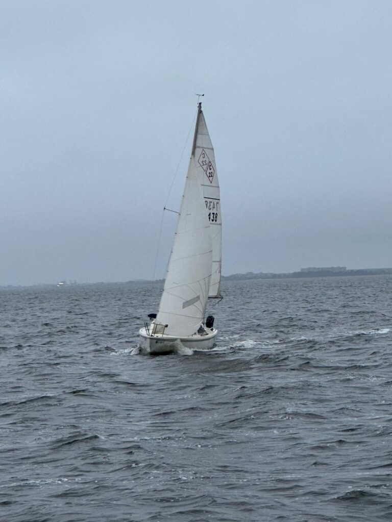 Catalina 22 sailing fast in heavy wind